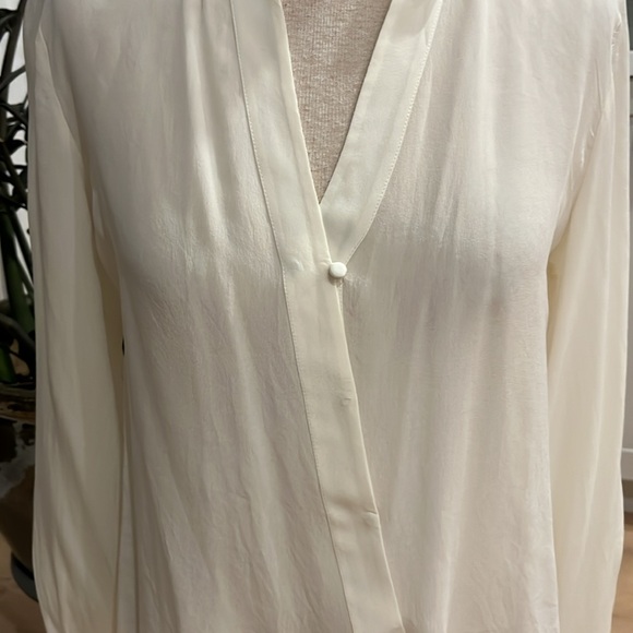 NWOT Banana Republic 100% silk diagonal front snap and covered button shirt - Picture 2 of 10